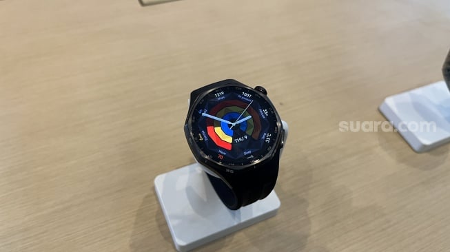 Huawei Watch GT 6 Pro yang resmi dikenalkan ke Indonesia pada Kamis (9/10/2025). [Suara.com/Dicky Prastya]