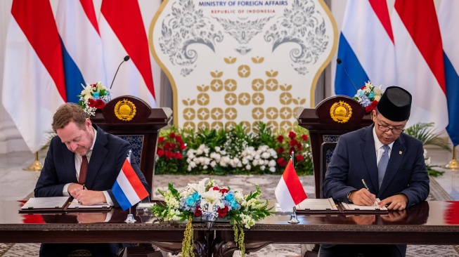 Menteri Luar Negeri Sugiono (kanan) bersama Menteri Luar Negeri Belanda David Van Weel (kiri) menandatangani dokumen kerja sama (MoU) usai pertemuan bilateral di Gedung Pancasila, Kementerian Luar Negeri, Jakarta, Kamis (9/10/2025). [ANTARA FOTO/Bayu Pratama S/nym]