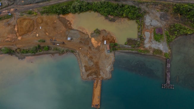 Foto udara proyek reklamasi saat penyegelan kawasan PT. Alngit Raya di Desa Wailukum, Kecamatan Kota Maba, Kabupaten Halmahera Timur, Maluku Utara, Kamis (9/10/2025).  [ANTARA FOTO/Andri Saputra/nym]