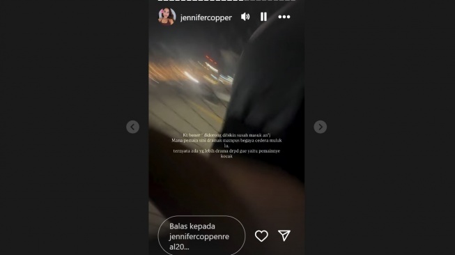 Jennifer Coppen didorong petugas saat masuk stadion (Instagram/@jennifercoppenreal)