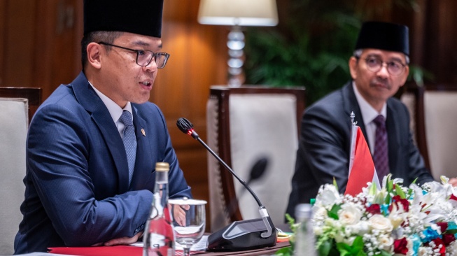 Menteri Luar Negeri Sugiono (kiri) memberikan sambutan saat pertemuan bilateral dengan Menteri Luar Negeri Belanda David Van Weel di Gedung Pancasila, Kementerian Luar Negeri, Jakarta, Kamis (9/10/2025). [ANTARA FOTO/Bayu Pratama S/nym]