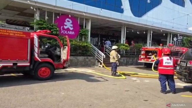 Solaria di Mal Ciplaz Klender Terbakar, Kebakaran Diduga Berawal dari Mesin Chiller