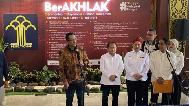 Menkum Resmi Serahkan SK Kepengurusan PSI 2025-2030, Cuma Semalam Langsung Jadi