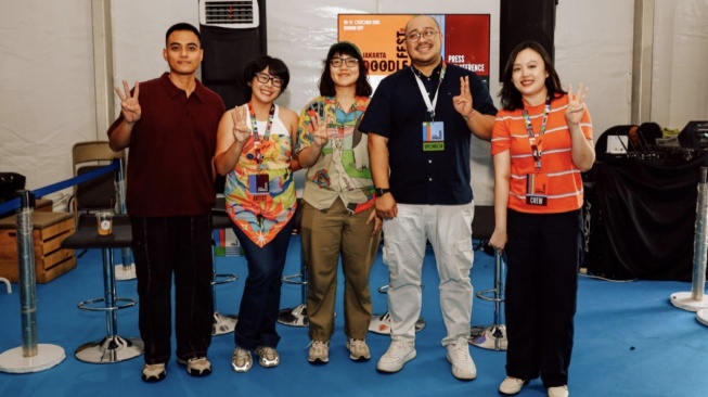 Kiri ke kanan: Leo Pradana, Collaborator & Founder of Arbiaro; Nadya Noor, Participating Artist of Jakarta Doodle Fest & Host of Sketchy Business; Sherchle, Collaborator & Participating Artist of Jakarta Doodle Fest; Willy Apriando, Head of Marketing & Branding Bank Saqu; Christine Laifa, Co-founder of Jakarta Doodle Fest and TFR News (Dok: JDF 2025)