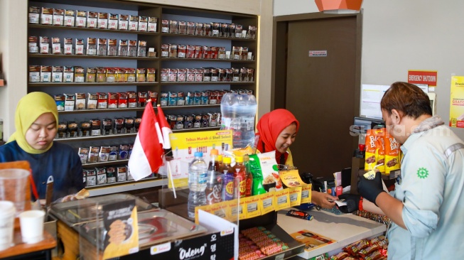 Petugas melayani pembeli yang berbelanja di minimarket stasiun pengisian bahan bakar umum (SPBU) Shell, kawasan Salemba, Jakarta, Jumat (10/10/2025). [Suara.com/Alfian Winanto]