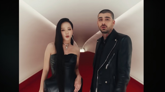 Jisoo BLACKPINK dan Zayn Malik di video musik Eyes Closed (YouTube)