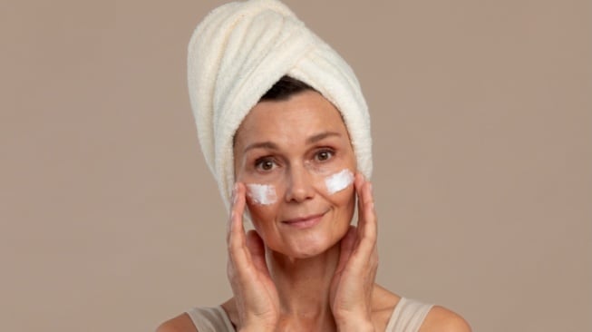 8 Moisturizer Lokal Terbaik untuk Usia 50 Tahun ke Atas, Solusi Flek Hitam