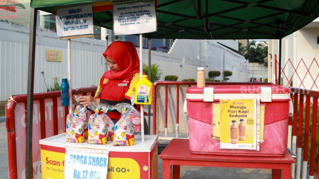 Petugas menjual makanan dan minuman di stasiun pengisian bahan bakar umum (SPBU) Shell, kawasan Salemba, Jakarta, Jumat (10/10/2025). [Suara.com/Alfian Winanto]