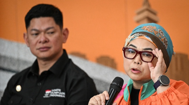 Ketua Umum Federasi Gimnastik Indonesia (FGI) Ita Yuliati (kanan), Ketua Umum Komite Olimpiade Indonesia (NOC Indonesia) Raja Sapta Oktohari (kiri) menyampaikan keterangan pers jelang 53rd FIG Artistic Gymnastics World Championship 2025 di Indonesia Arena, Kompleks GBK, Senayan, Jakarta, Jumat (10/10/2025). [ANTARA FOTO/Fauzan/nz]