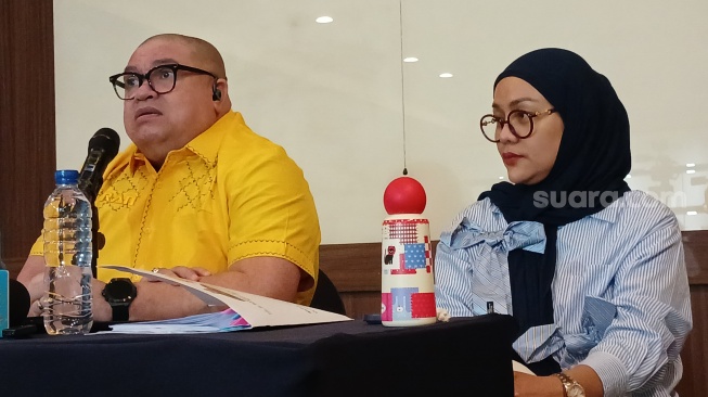 Razman Arif Nasution saat konferensi pers di Kramat, Jakarta Pusat pada Jumat, 10 Oktober 2025. [Suara.com/Rena Pangesti]