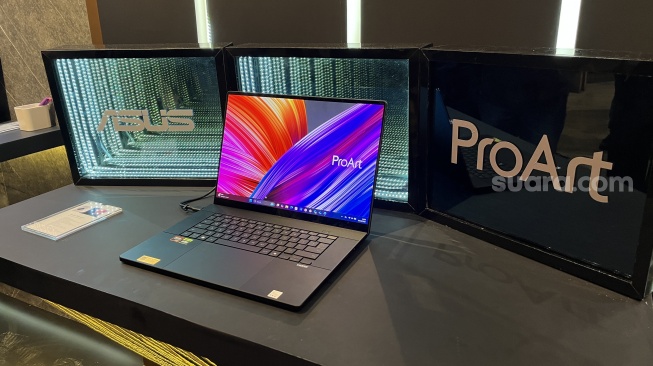 Laptop Asus ProArt P16 yang resmi diluncurkan ke Indonesia pada Jumat (10/10/2025). [Suara.com/Dicky Prastya]