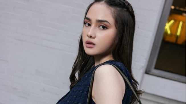 4 Mix & Match OOTD Syifa Hadju, Buat Hangout sampai Kencan!