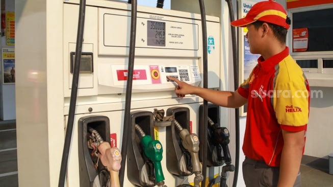 Petugas memeriksa pompa bensin  di stasiun pengisian bahan bakar umum (SPBU) Shell, kawasan Salemba, Jakarta, Jumat (10/10/2025). [Suara.com/Alfian Winanto]
