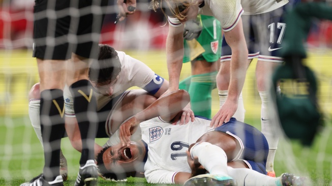 Detik-detik Ollie Watkins Alami Cedera Mengerikan Usai Tabrak Tiang Gawang