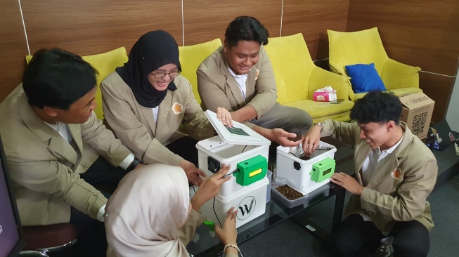 Rahasia di Balik Cacing Tanah: Inovasi IoT Mahasiswa UGM Bisa Ubah Sampah Jadi Pupuk Premium