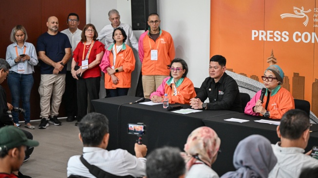 Ketua Umum Federasi Gimnastik Indonesia (FGI) Ita Yuliati (kanan), Ketua Umum Komite Olimpiade Indonesia (NOC Indonesia) Raja Sapta Oktohari (kedua kanan) dan Sekjen FGI Sri Sundari Kencana Ayu (ketiga kanan) menyampaikan keterangan pers jelang 53rd FIG Artistic Gymnastics World Championship 2025 di Indonesia Arena, Kompleks GBK, Senayan, Jakarta, Jumat (10/10/2025). [ANTARA FOTO/Fauzan/nz]