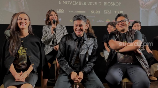 Luna Maya sedang berbicara dalam konferensi pers film Sosok Ketiga: Lintrik di Metropole, Jakarta Pusat pada Kamis, 9 Oktober 2025 [Suara.com/Rena Pangesti]
