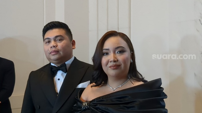 Kakak Amanda Manopo, Angelica Manopo bersama suaminya, Indra Daniel Mawu di The Langham, SCBD, Jakarta Selatan, Jumat, 10 Oktober 2025. [Suara.com/Adiyoga Priyambodo]