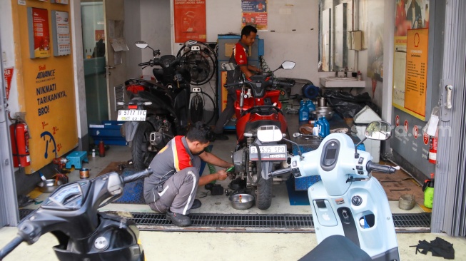 Petugas melakukan servis kendaraan di stasiun pengisian bahan bakar umum (SPBU) Shell, kawasan Salemba, Jakarta, Jumat (10/10/2025). [Suara.com/Alfian Winanto]