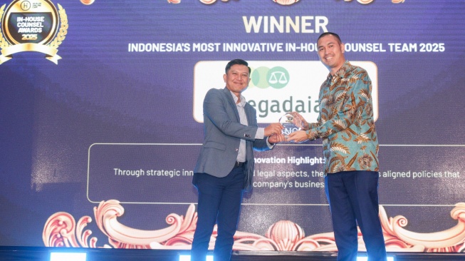 Teja Sukma Gumelar, Plh Kepala Divisi Legal Pegadaian menerima The Indonesian In-House Counsel Summit & Awards 2025 (Dok: Pegadaian)