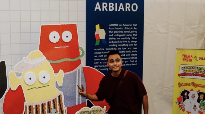 Berbagai karya dipasarkan di JDF 2025, salah satunya di gerai Arbiaro, tampak Leo Pradana, Collaborator & Founder of Arbiaro (Dok: JDF 2025)
