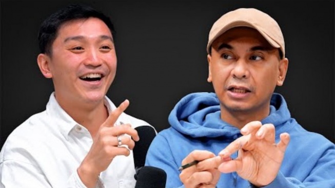 Podcast Raditya Dika bersama dr. Adrian Setiaji, Sp.KFR, seorang dokter spesialis kedokteran fisik dan rehabilitasi medis. [Youtube]