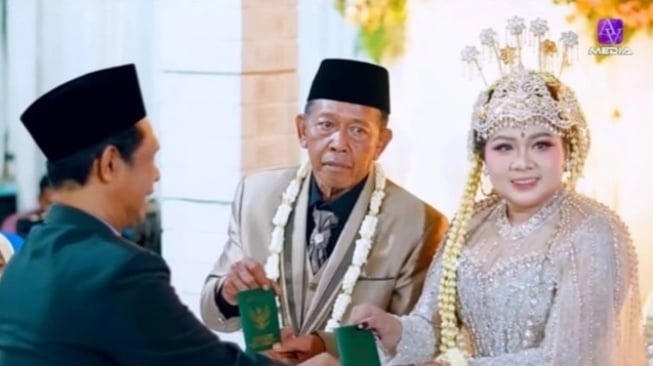 Pernikahan Sheila Arika (24) dan Tarman (74) yang viral di media sosial (TikTok/AV Media)