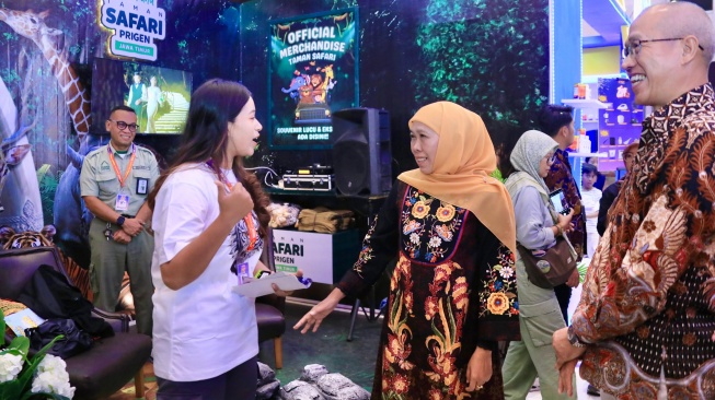 Gubernur Jawa Timur Khofifah Indar Parawansa didampingi Direktur PT Hardaya Widya Graha Gito Sugiarto mengunjungi stand peserta (Dok: Pemprov Jatim)