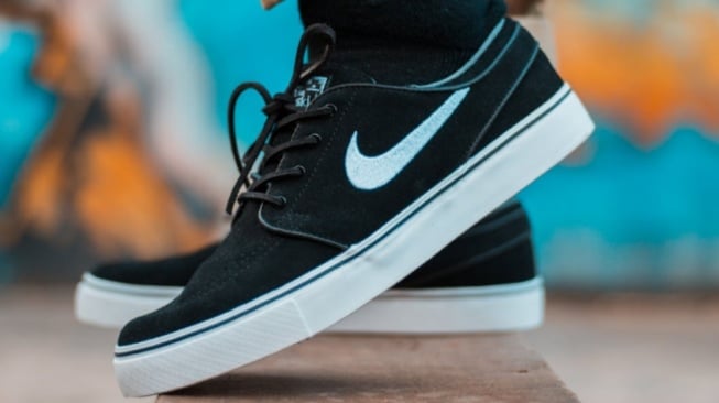 7 Sepatu Sneakers Kekinian yang Stylish dan Nyaman Buat Jalan Seharian, Mulai Rp400 Ribuan