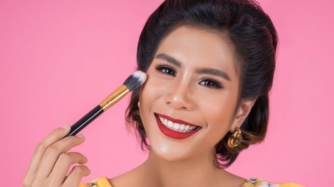 5 Rekomendasi Bedak BPOM untuk Mencerahkan Wajah, Bikin Makeup Glowing dan Tahan Lama