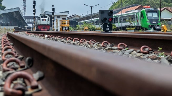 Dua rangkaian kereta api (KA) melintas di Stasiun Cimahi, Kota Cimahi, Jawa Barat, Sabtu (11/10/2025). [ANTARA FOTO/Abdan Syakura/rwa]