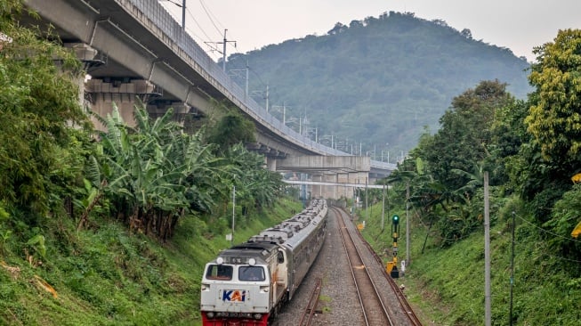 Rangkaian kereta api (KA) melintas menuju Stasiun Gadobangkong di Ngamprah, Kabupaten Bandung Barat, Jawa Barat, Sabtu (11/10/2025). [ANTARA FOTO/Abdan Syakura/rwa]