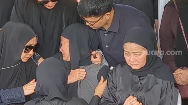 Tangis Olla Ramlan di pemakaman sang ibu di TPU Tanah Kusir, Jakarta Selatan, Minggu, 12 Oktober 2025. [Suara.com/Adiyoga Priyambodo]