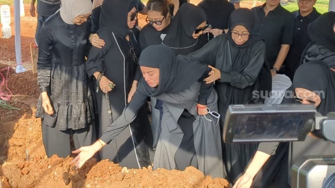 Ikatan Batin Tak Terganti, Olla Ramlan Jadi Anak Bungsu yang Sangat Dekat dengan Ibu