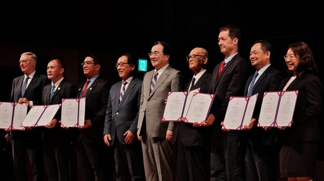 Rektor Universitas Indonesia (UI), Prof. Dr. Heri Hermansyah menerima penghargaan bergengsi Tohoku University International Award di Jepang.[ist]