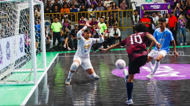 Pemain tim futsal SMA Negeri 10 Bekasi berhadapan dengan kiper tim futsal SMK Nusantara Jakarta Barat pada pertandingan final AXIS Nation Cup (ANC) 2025 di Istora Senayan, Jakarta, Sabtu (11/10/2025). [Suara.com/Alfian Winanto]