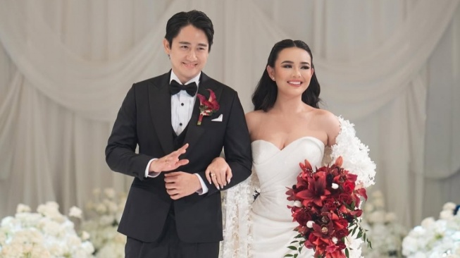 Baru Sehari Nikah, Cara Jalan Kenny Austin Suami Amanda Manopo jadi Sorotan