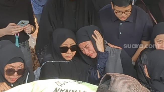 Tangis Olla Ramlan di pemakaman sang ibu di TPU Tanah Kusir, Jakarta Selatan, Minggu, 12 Oktober 2025. [Suara.com/Adiyoga Priyambodo]