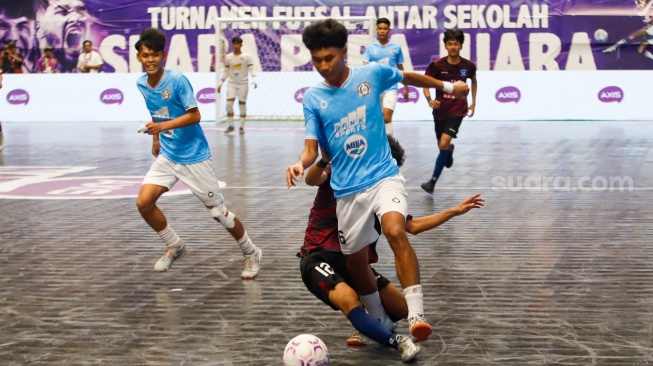 Pemain tim futsal SMK Nusantara Jakarta Barat berebut bola dengan tim futsal SMA Negeri 10 Bekasi pada pertandingan final AXIS Nation Cup (ANC) 2025 di Istora Senayan, Jakarta, Sabtu (11/10/2025). [Suara.com/Alfian Winanto]
