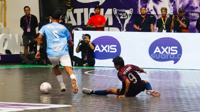 Pemain tim futsal SMA Negeri 10 Bekasi berebut bola dengan tim futsal SMK Nusantara Jakarta Barat pada pertandingan final AXIS Nation Cup (ANC) 2025 di Istora Senayan, Jakarta, Sabtu (11/10/2025). [Suara.com/Alfian Winanto]