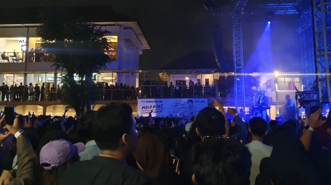 Sejumlah penonton memadati lokasi saat konser Mini Solitaire yang digelar di JNM Bloc, Yogyakarta, Minggu (12/10/2025). [Hiskia/Suarajogja]
