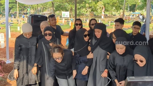 Tangis Olla Ramlan di pemakaman sang ibu di TPU Tanah Kusir, Jakarta Selatan, Minggu, 12 Oktober 2025. [Suara.com/Adiyoga Priyambodo]