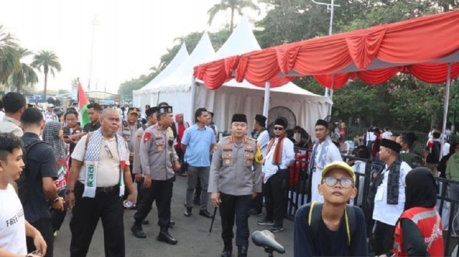 Polisi Berpeci Hitam Kawal Aksi Bela Palestina, Pesannya Bikin Adem Ribuan Massa di Monas