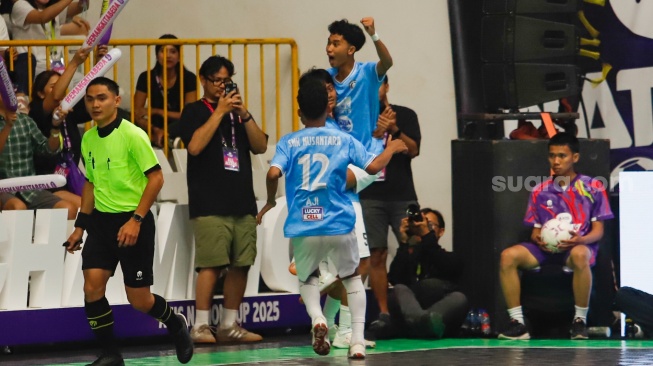 Pemain tim futsal SMK Nusantara Jakarta Barat berselebrasi usai mencetak gol ke gawang tim futsal SMA Negeri 10 Bekasi pada pertandingan final AXIS Nation Cup (ANC) 2025 di Istora Senayan, Jakarta, Sabtu (11/10/2025). [Suara.com/Alfian Winanto]