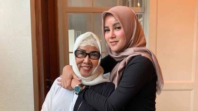 Potret Olla Ramlan dan sang ibu (Instagram/tissaolla)