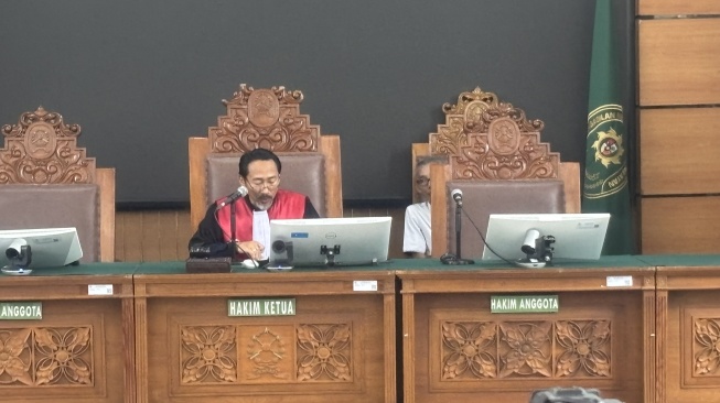 Hakim tunggal Pengadilan Negeri Jakarta Selatanan, I Ketut Darpawan, di PN Jaksel, Senin (13/10/2025). (Suara.com/Faqih)