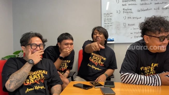 Pemain dan sutradara film Pesugihan Sate Gagak saat berkunjung ke kantor Suara.com di kawasan Kuningan, Jakarta Selatan pada Senin, 13 Oktober 2025. [Suara.com/Tiara Rosana]