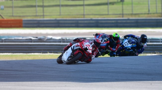 Pebalap Astra Honda Racing Team (AHRT) melaju di ajang Asia Road Racing Championship (ARRC) 2025 di Sepang International Circuit, Malaysia. (Foto: AHM)