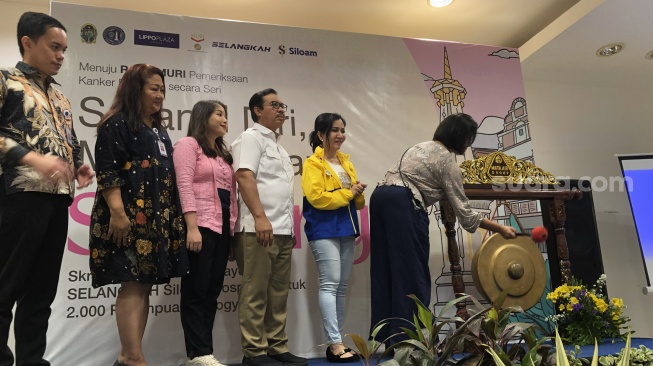 GKR Mangkubumi, memukul gong sebagai tanda dibukanya skrining kanker payudara yang dihelat oleh Siloam Hospital Yogyakarta di Lippo Plaza, Kota Jogja, Senin (13/10/2025). (Baktora/Suarajogja)