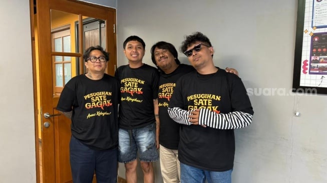 Pemain dan sutradara film Pesugihan Sate Gagak saat berkunjung ke kantor Suara.com di kawasan Kuningan, Jakarta Selatan pada Senin, 13 Oktober 2025. [Suara.com/Tiara Rosana]